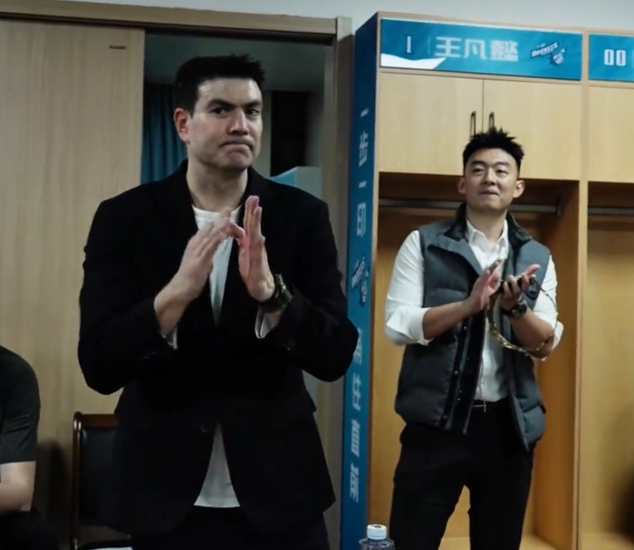 开云体育移动版-宁波收官战更衣室！主帅满意战绩，刘家成赞骨气，刘晓宇戴上皇冠|常规赛|北控|比赛|季后赛_新浪体育_新浪新闻