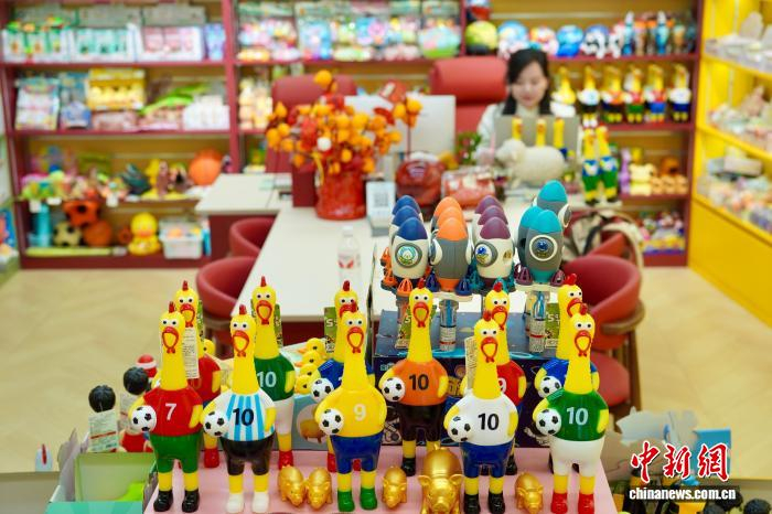 开云体育入口-（神州写真）拼创意、拼专利，义乌“备战”世界杯|足球|吴晓明|周玲玲|美加墨世界杯|商户_新浪体育_新浪新闻