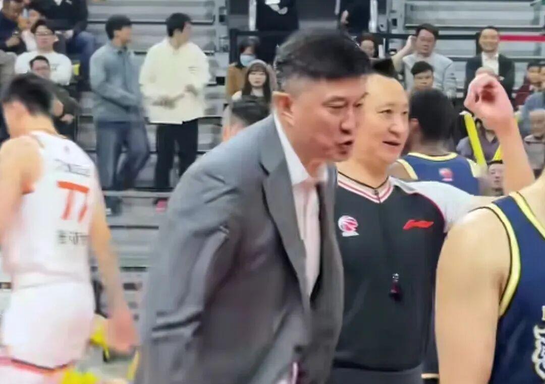 开云体育App-CBA动态更新，带来广东男篮杜锋、杨鸣指导以及北控男篮张庆鹏指导最新消息